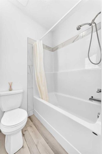 105 Magnolia Manor Se, Calgary, AB - Indoor Photo Showing Bathroom