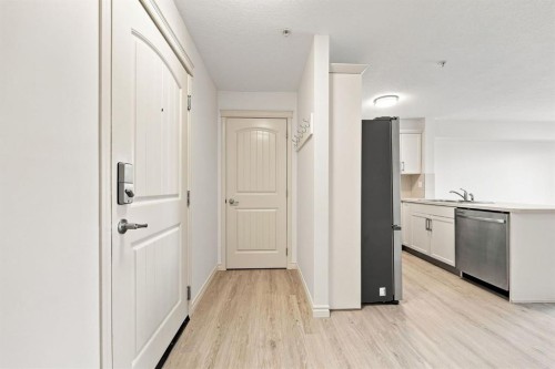 204-304 Cranberry Park Se, Calgary, AB - Indoor Photo Showing Other Room