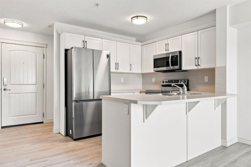 204-304 Cranberry Park Se, Calgary, AB - Indoor Photo Showing Kitchen