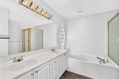 2917 Signal Hill Heights Sw, Calgary, AB - Indoor Photo Showing Bathroom