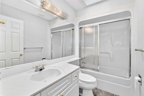 2917 Signal Hill Heights Sw, Calgary, AB - Indoor Photo Showing Bathroom