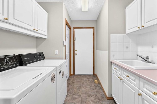 2917 Signal Hill Heights Sw, Calgary, AB - Indoor Photo Showing Laundry Room