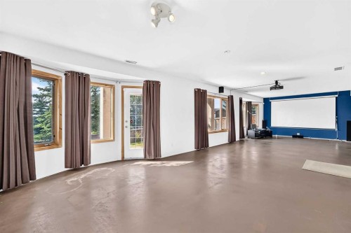 2917 Signal Hill Heights Sw, Calgary, AB - Indoor Photo Showing Other Room