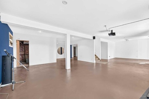 2917 Signal Hill Heights Sw, Calgary, AB - Indoor Photo Showing Other Room