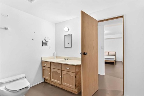 2917 Signal Hill Heights Sw, Calgary, AB - Indoor Photo Showing Bathroom