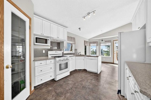 2917 Signal Hill Heights Sw, Calgary, AB - Indoor Photo Showing Kitchen