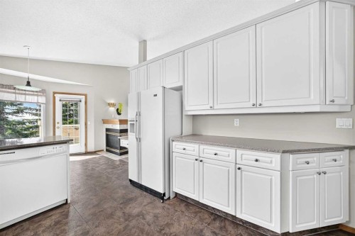 2917 Signal Hill Heights Sw, Calgary, AB - Indoor Photo Showing Kitchen