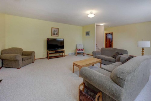 123 Hillview Road, Strathmore, AB - Indoor Photo Showing Living Room