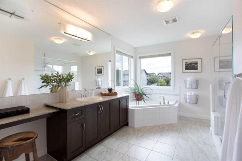 2 Kingston View Se, Airdrie, AB - Indoor Photo Showing Bathroom