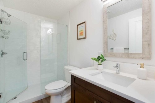 2 Kingston View Se, Airdrie, AB - Indoor Photo Showing Bathroom