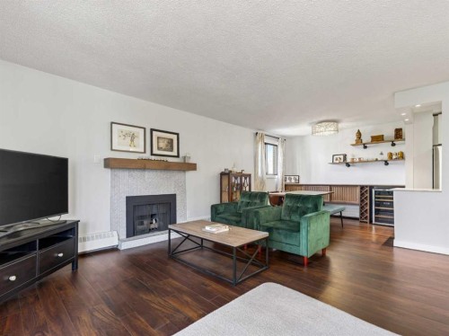 703-537 14 Avenue Sw, Calgary, AB - Indoor Photo Showing Living Room With Fireplace