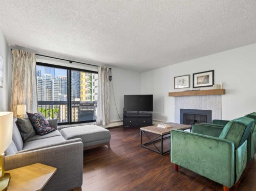 703-537 14 Avenue Sw, Calgary, AB - Indoor Photo Showing Living Room With Fireplace