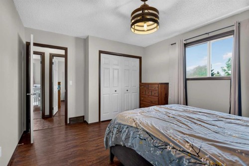196 Suncrest Way Se, Calgary, AB - Indoor Photo Showing Bedroom