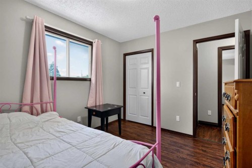 196 Suncrest Way Se, Calgary, AB - Indoor Photo Showing Bedroom