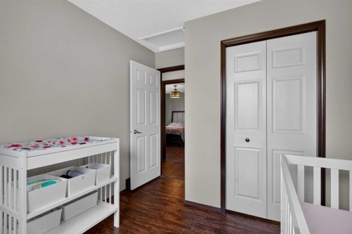 196 Suncrest Way Se, Calgary, AB - Indoor Photo Showing Bedroom