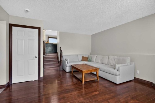 196 Suncrest Way Se, Calgary, AB - Indoor Photo Showing Living Room