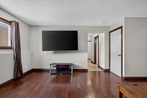 196 Suncrest Way Se, Calgary, AB - Indoor Photo Showing Other Room