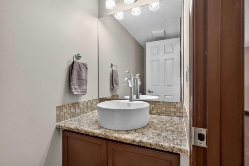 196 Suncrest Way Se, Calgary, AB - Indoor Photo Showing Bathroom