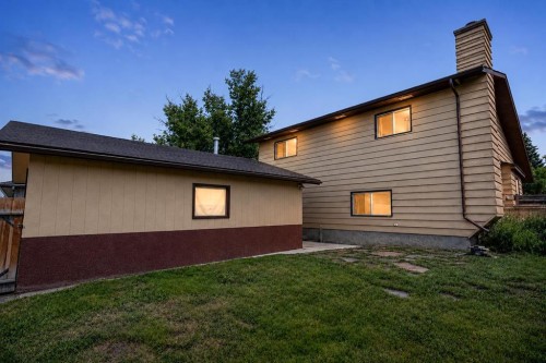 196 Suncrest Way Se, Calgary, AB - Outdoor With Exterior