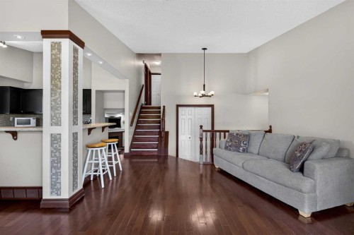196 Suncrest Way Se, Calgary, AB - Indoor Photo Showing Living Room