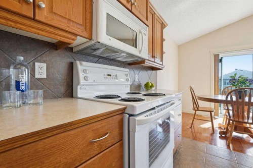 128 Covehaven Gardens Ne, Calgary, AB - Indoor Photo Showing Kitchen