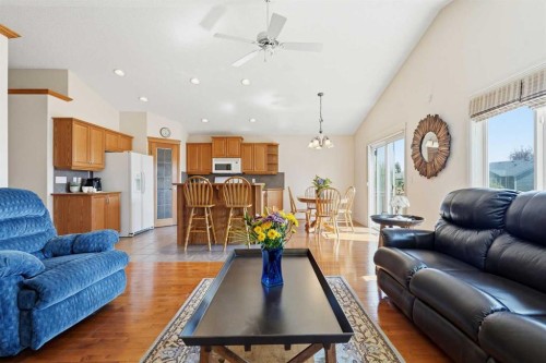 128 Covehaven Gardens Ne, Calgary, AB - Indoor Photo Showing Living Room
