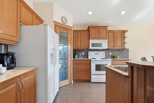 128 Covehaven Gardens Ne, Calgary, AB - Indoor Photo Showing Kitchen