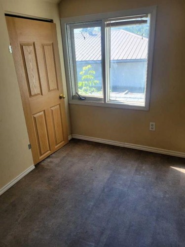 1 Elm Avenue, Okotoks, AB - Indoor Photo Showing Other Room