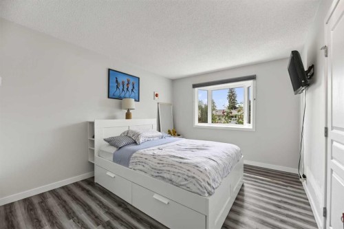 8035 Huntwick Crescent Ne, Calgary, AB - Indoor Photo Showing Bedroom