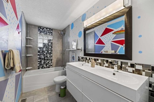 8035 Huntwick Crescent Ne, Calgary, AB - Indoor Photo Showing Bathroom
