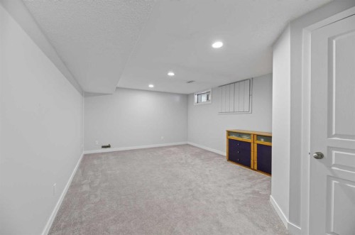 8035 Huntwick Crescent Ne, Calgary, AB - Indoor Photo Showing Other Room