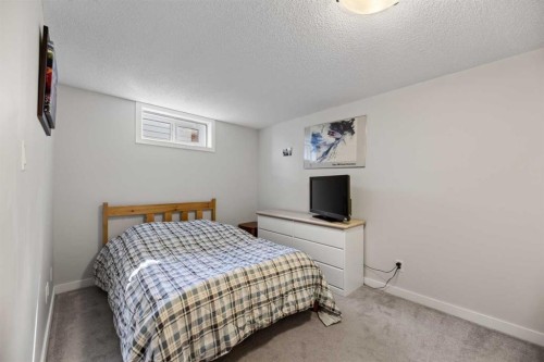8035 Huntwick Crescent Ne, Calgary, AB - Indoor Photo Showing Bedroom