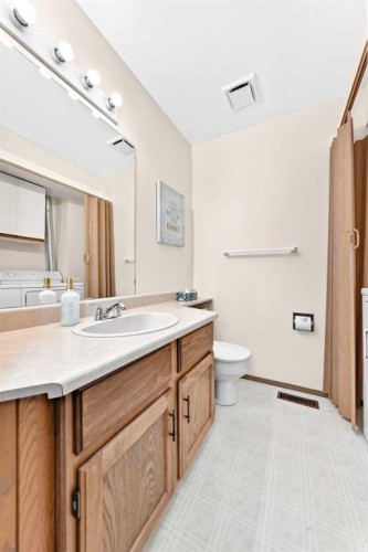 4008 46 Street Sw, Calgary, AB - Indoor Photo Showing Bathroom