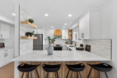 40 Bernard Way Nw, Calgary, AB - Indoor Photo Showing Kitchen With Upgraded Kitchen