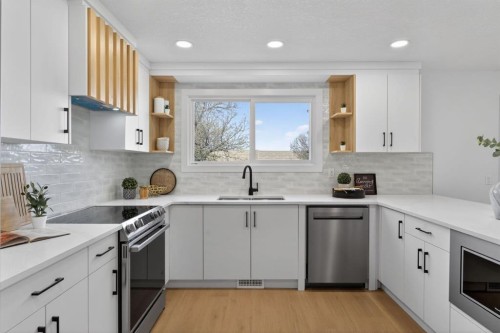 40 Bernard Way Nw, Calgary, AB - Indoor Photo Showing Kitchen With Upgraded Kitchen