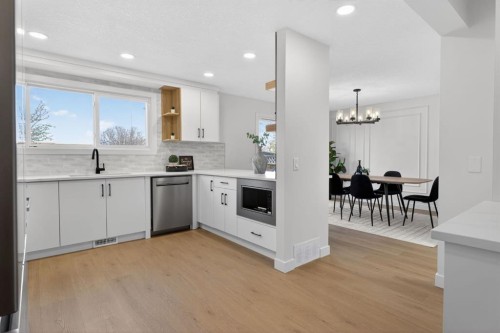 40 Bernard Way Nw, Calgary, AB - Indoor Photo Showing Kitchen With Upgraded Kitchen