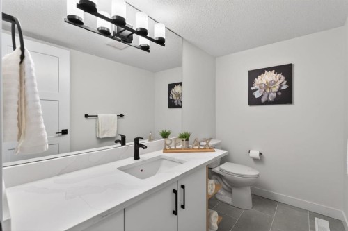 40 Bernard Way Nw, Calgary, AB - Indoor Photo Showing Bathroom
