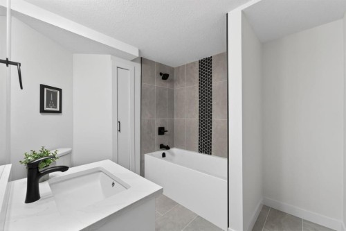 40 Bernard Way Nw, Calgary, AB - Indoor Photo Showing Bathroom