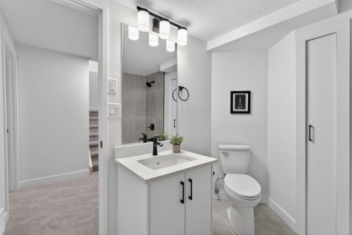 40 Bernard Way Nw, Calgary, AB - Indoor Photo Showing Bathroom