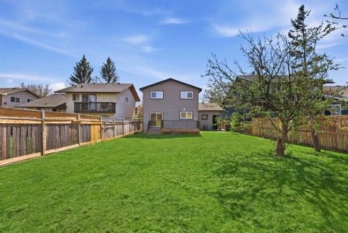 40 Bernard Way Nw, Calgary, AB - Outdoor With Backyard
