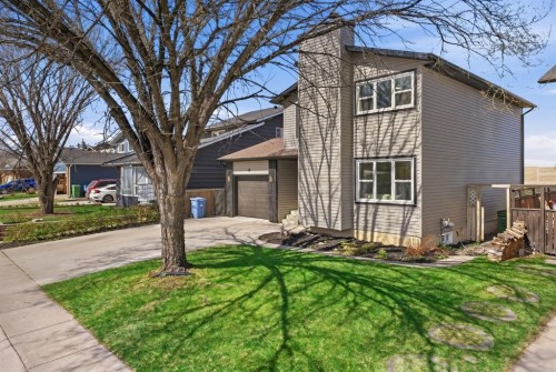 40 Bernard Way Nw, Calgary, AB - Outdoor