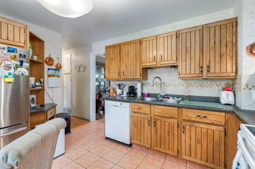 723 Trafford Drive Nw, Calgary, AB - Indoor Photo Showing Kitchen