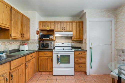 723 Trafford Drive Nw, Calgary, AB - Indoor Photo Showing Kitchen