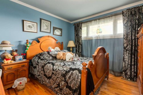 723 Trafford Drive Nw, Calgary, AB - Indoor Photo Showing Bedroom
