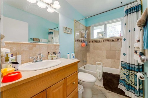 723 Trafford Drive Nw, Calgary, AB - Indoor Photo Showing Bathroom