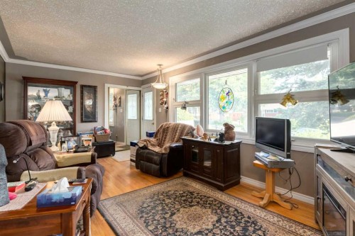 723 Trafford Drive Nw, Calgary, AB - Indoor Photo Showing Living Room