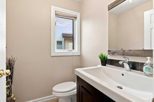 70 Sunset Way Se, Calgary, AB - Indoor Photo Showing Bathroom