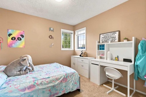 70 Sunset Way Se, Calgary, AB - Indoor Photo Showing Bedroom