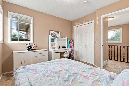 70 Sunset Way Se, Calgary, AB - Indoor Photo Showing Bedroom