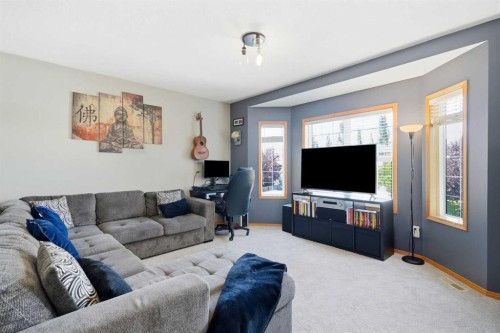 138 Somerglen Common Sw, Calgary, AB - Indoor Photo Showing Living Room